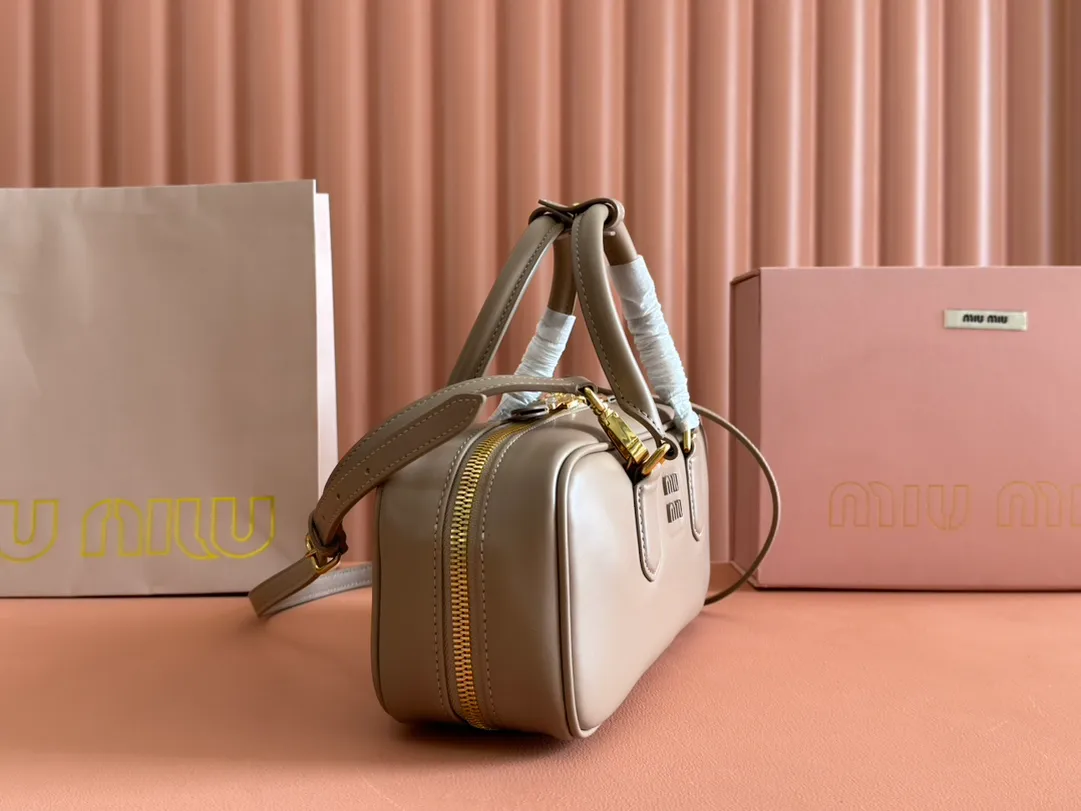 💋💋💋p1720【Premium hardware original leather】Arcadie cow leather medium (27cm) bowling handbag/crossbody bag ~ cognac color cowhide This Arcadic handbag demonstrates the unique concept that fashion is a tool that translates the reflection of reality into material form. The letter logo that complements the finish of the metal hardware accessories is exquisitely crafted and demonstrates a highly recognizable classic style. Dynamic and elegant lines with adjustable and detachable shoulder straps present a practical and versatile design with modern charm. ～Detachable and adjustable shoulder strap ～Zipper closure ～Painted metal letter logo on the front ～Lined with zippered pocket ～Comes with foot studs Size: W27×H12×D9cm No.: 5BB148