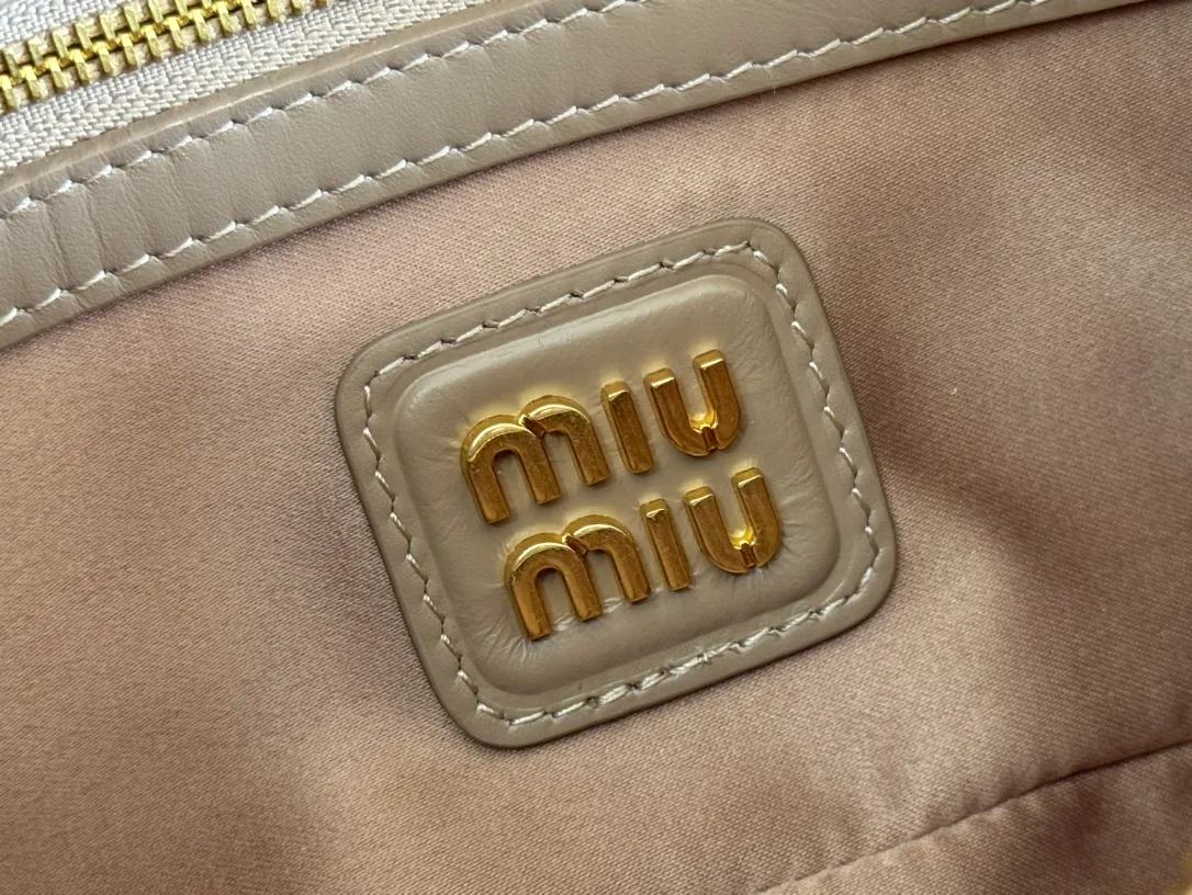 💋💋💋p1720【Premium hardware original leather】Arcadie cow leather medium (27cm) bowling handbag/crossbody bag ~ cognac color cowhide This Arcadic handbag demonstrates the unique concept that fashion is a tool that translates the reflection of reality into material form. The letter logo that complements the finish of the metal hardware accessories is exquisitely crafted and demonstrates a highly recognizable classic style. Dynamic and elegant lines with adjustable and detachable shoulder straps present a practical and versatile design with modern charm. ～Detachable and adjustable shoulder strap ～Zipper closure ～Painted metal letter logo on the front ～Lined with zippered pocket ～Comes with foot studs Size: W27×H12×D9cm No.: 5BB148