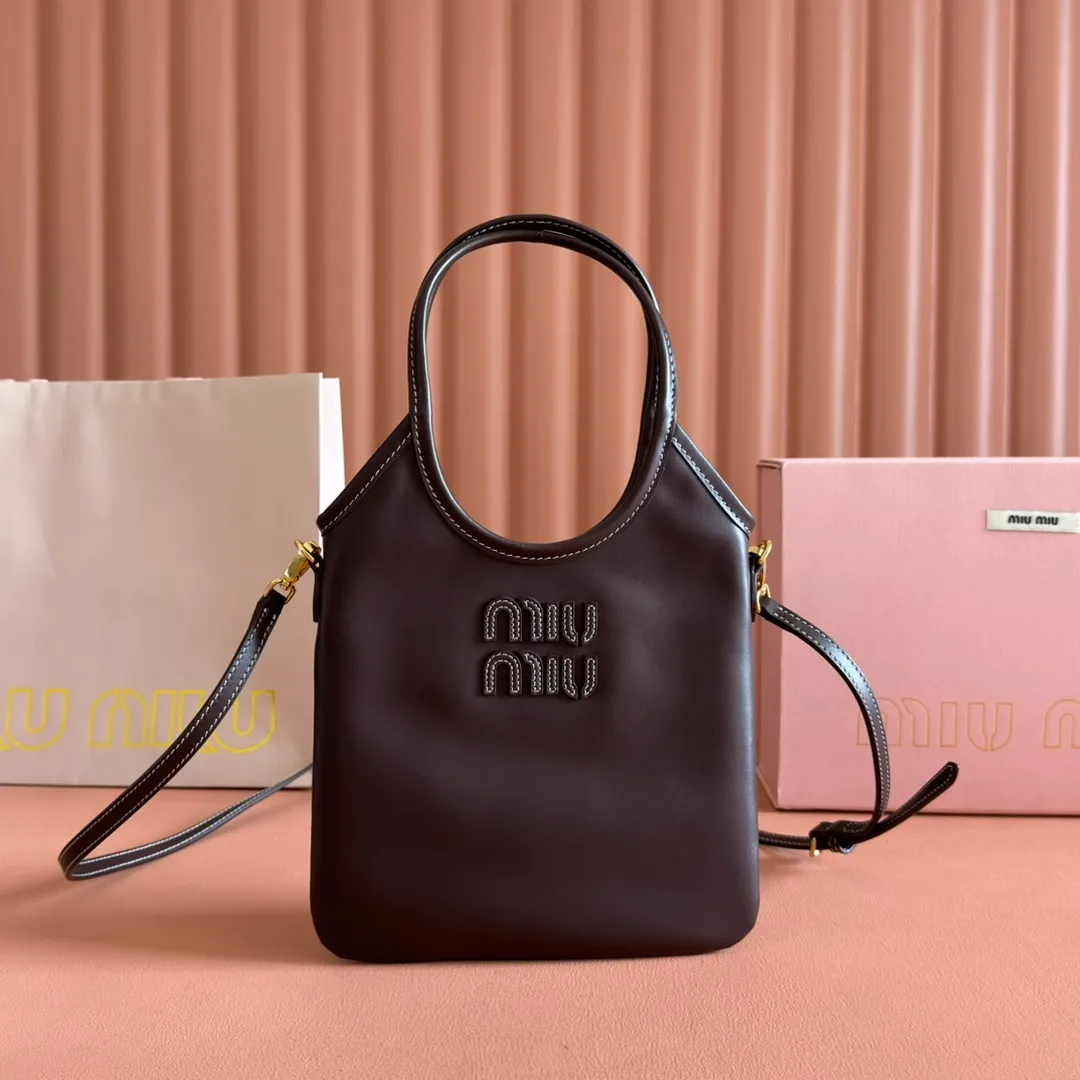 p1240💋💋💋【Equipped with full set of counter packaging and premium hardware original leather】IVY cow leather tote bag small handbag/crossbody bag~ This cowhide leather tote bag is decorated with metal details brand letter logo, showing classic style and very recognizable. Size: W20×H24cm No./5BA281