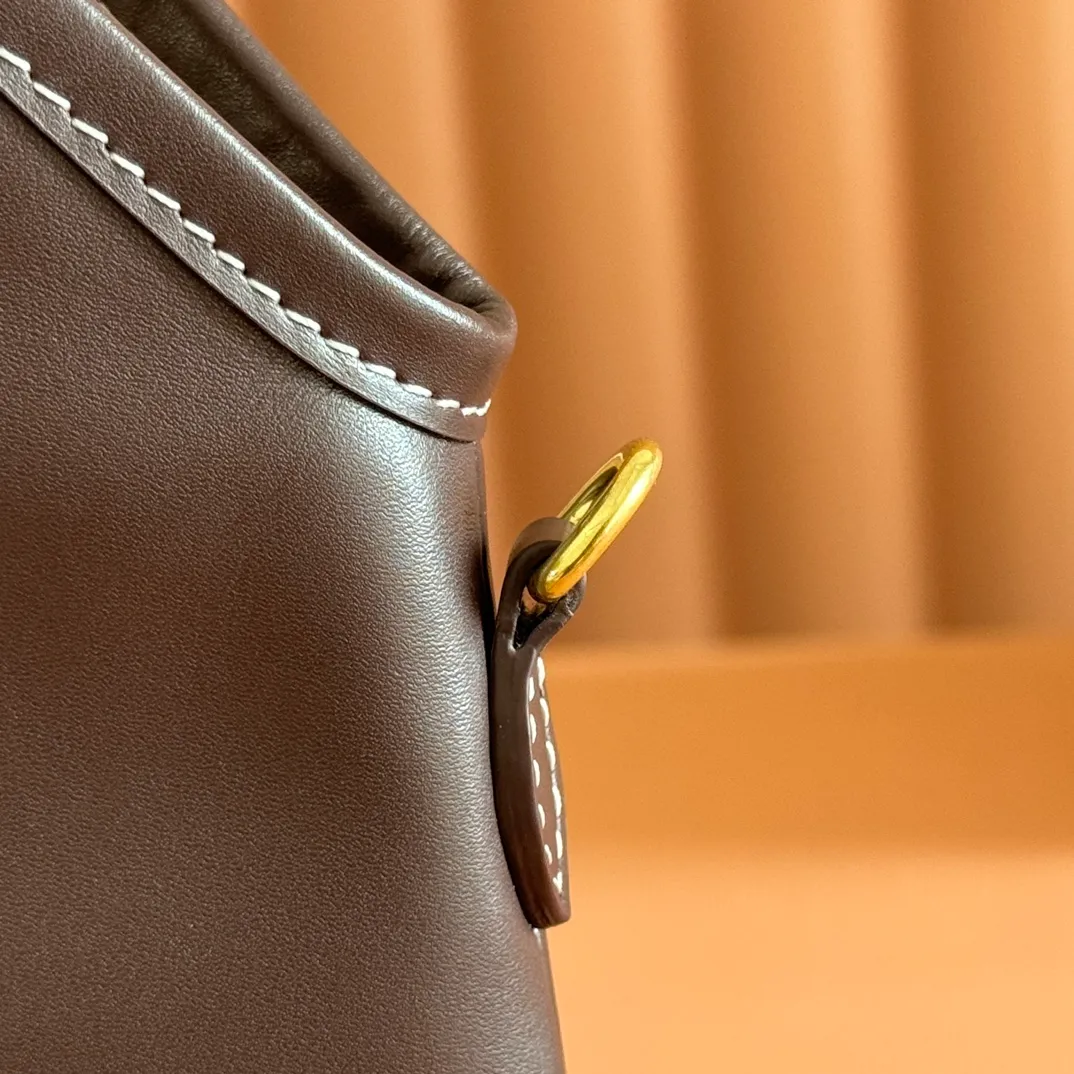 p1240💋💋💋【Equipped with full set of counter packaging and premium hardware original leather】IVY cow leather tote bag small handbag/crossbody bag~ This cowhide leather tote bag is decorated with metal details brand letter logo, showing classic style and very recognizable. Size: W20×H24cm No./5BA281