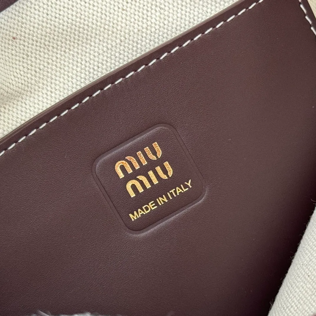 p1240💋💋💋【Equipped with full set of counter packaging and premium hardware original leather】IVY cow leather tote bag small handbag/crossbody bag~ This cowhide leather tote bag is decorated with metal details brand letter logo, showing classic style and very recognizable. Size: W20×H24cm No./5BA281