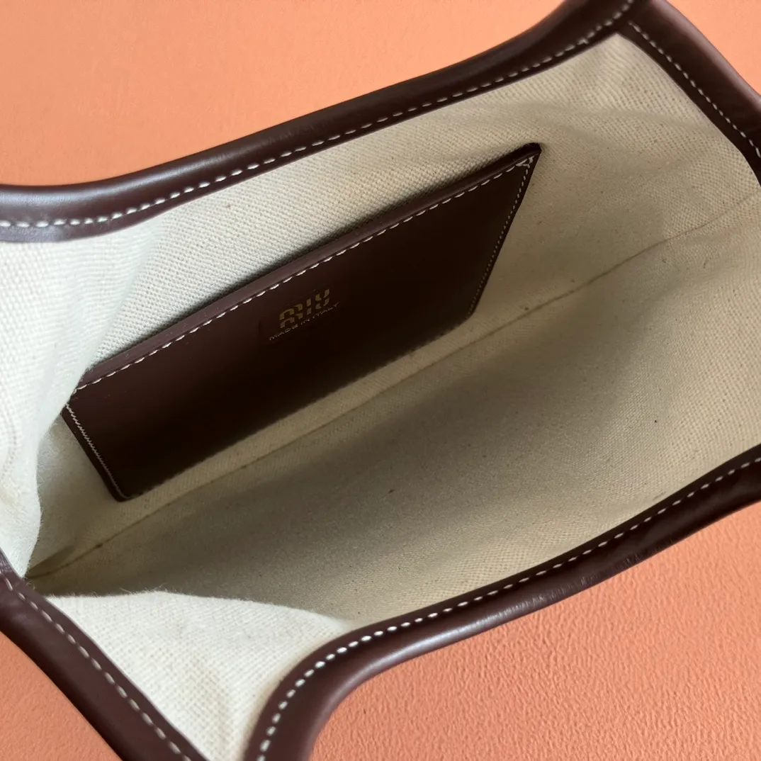 p1240💋💋💋【Equipped with full set of counter packaging and premium hardware original leather】IVY cow leather tote bag small handbag/crossbody bag~ This cowhide leather tote bag is decorated with metal details brand letter logo, showing classic style and very recognizable. Size: W20×H24cm No./5BA281
