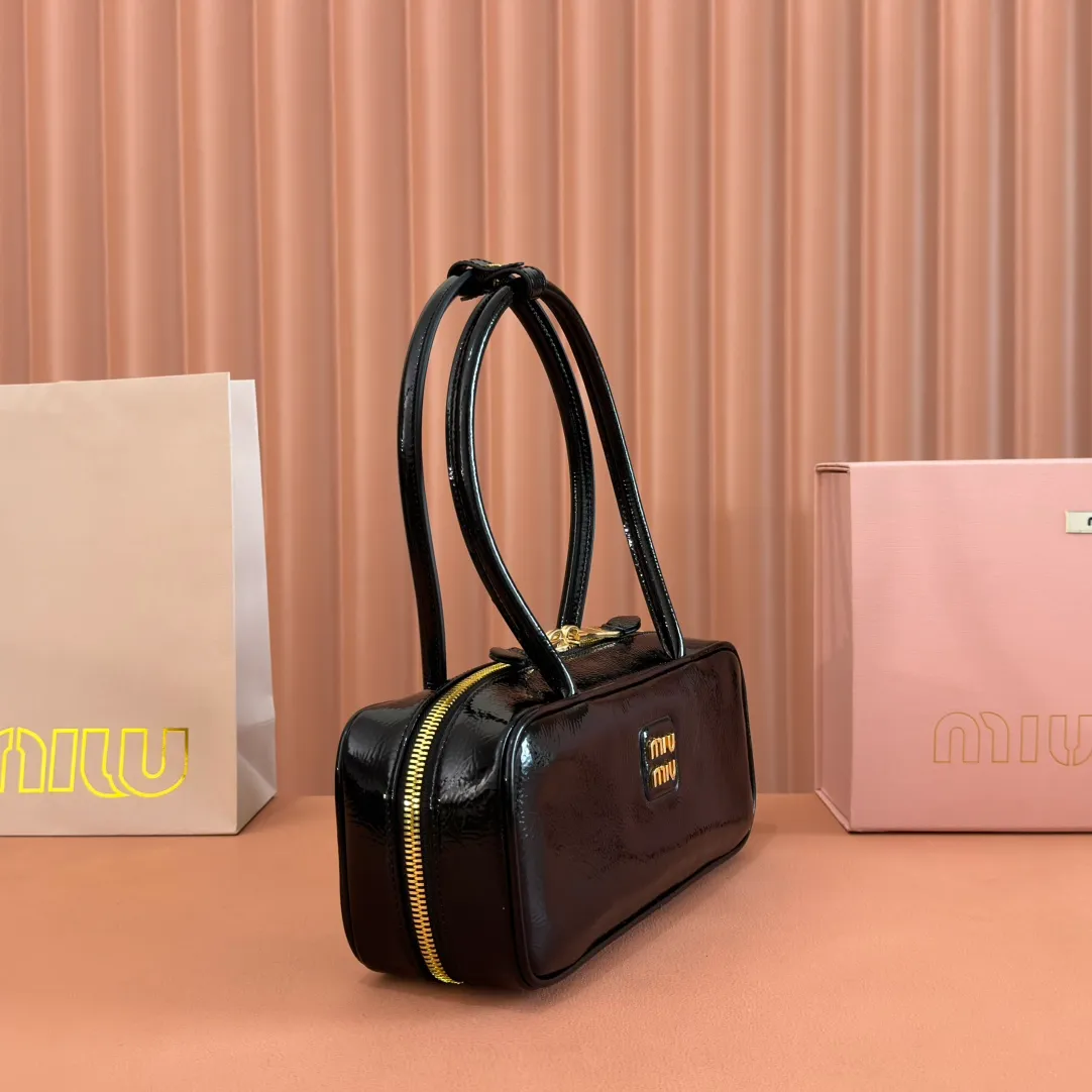 p1460. 💋💋💋【Full set of packaging at the counter】M's 25ss shoulder bag〰️ is very popular all over the Internet. The super beautiful Beau handbag combines retro style with contemporary spirit, it's really cool! ! Made of top-grade imported oil-wax patent leather, the leather is smooth, delicate and soft, and it is very nice to carry. The simple design is easy to match, and the capacity can hold daily necessities. It is exquisite and compact. It is equipped with unique handles and hanging details, which shows functionality and personality. Model: 5BB173. Size: 28x11.5x8cm Color: Oil wax black patent leather/original leather. Made in Italy