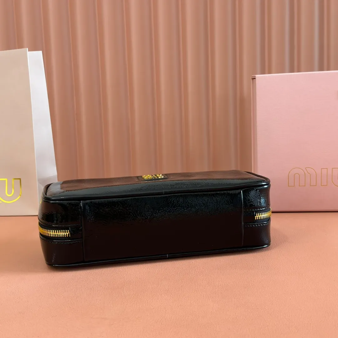 p1460. 💋💋💋【Full set of packaging at the counter】M's 25ss shoulder bag〰️ is very popular all over the Internet. The super beautiful Beau handbag combines retro style with contemporary spirit, it's really cool! ! Made of top-grade imported oil-wax patent leather, the leather is smooth, delicate and soft, and it is very nice to carry. The simple design is easy to match, and the capacity can hold daily necessities. It is exquisite and compact. It is equipped with unique handles and hanging details, which shows functionality and personality. Model: 5BB173. Size: 28x11.5x8cm Color: Oil wax black patent leather/original leather. Made in Italy