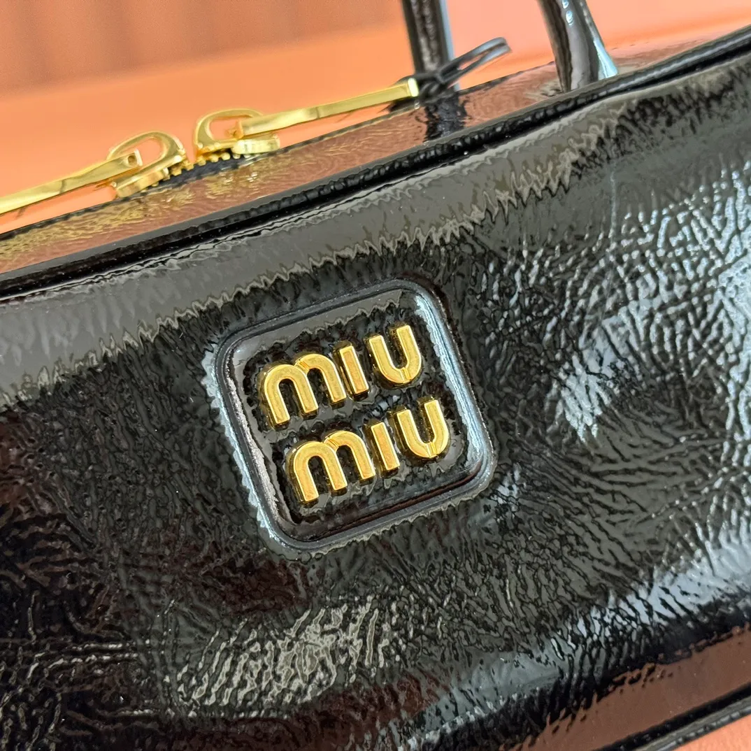 p1460. 💋💋💋【Full set of packaging at the counter】M's 25ss shoulder bag〰️ is very popular all over the Internet. The super beautiful Beau handbag combines retro style with contemporary spirit, it's really cool! ! Made of top-grade imported oil-wax patent leather, the leather is smooth, delicate and soft, and it is very nice to carry. The simple design is easy to match, and the capacity can hold daily necessities. It is exquisite and compact. It is equipped with unique handles and hanging details, which shows functionality and personality. Model: 5BB173. Size: 28x11.5x8cm Color: Oil wax black patent leather/original leather. Made in Italy