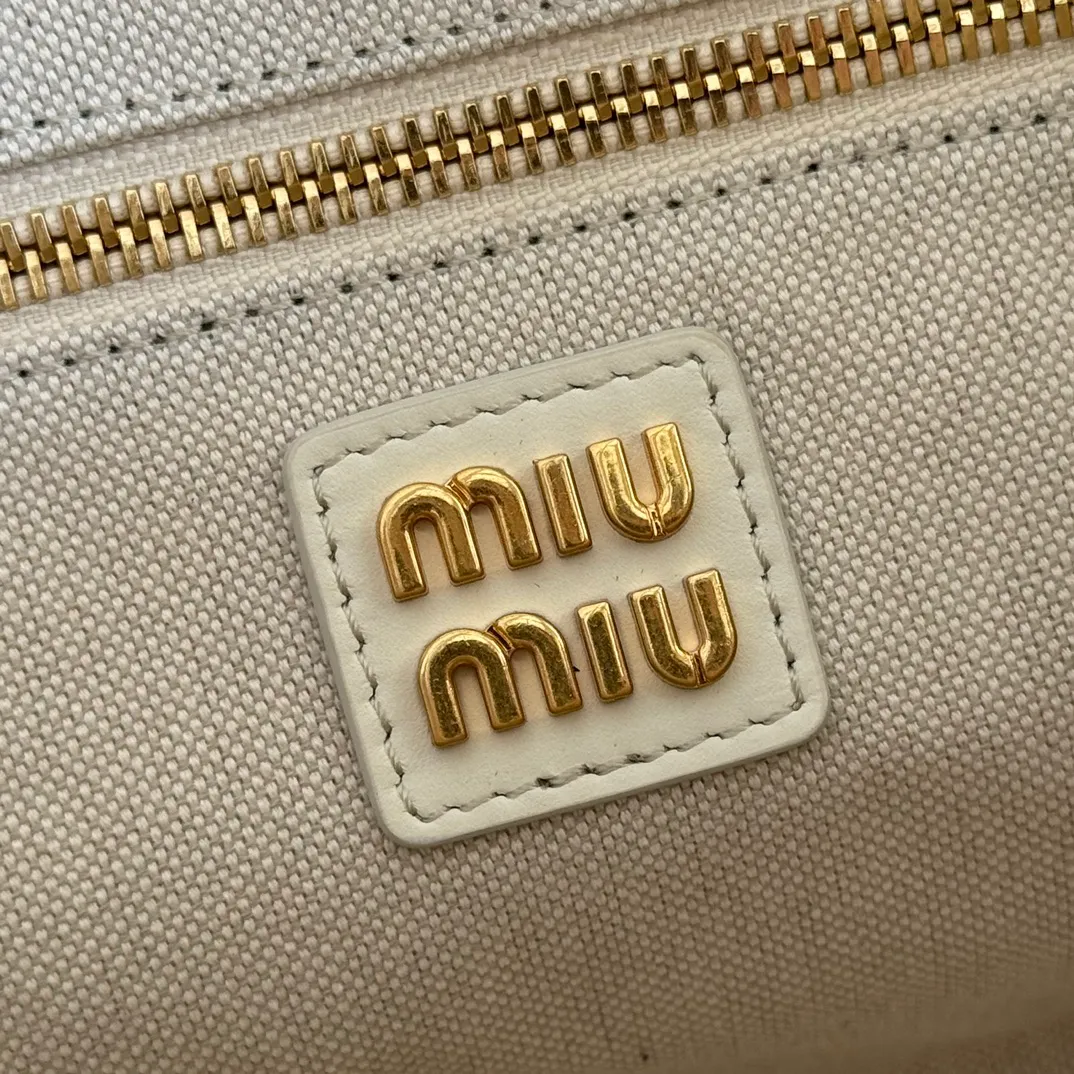 p1560. 💋💋💋【Full set of packaging at the counter】MIU’s new IVY handbag. Simple lines, urban style and high-quality leather are the key words of this new IVY handbag. It adopts an exquisite design and is embellished with letter logo, highlighting the classic style. Detachable and adjustable shoulder strap. Gold-tone hardware. Lettering logo on front, fabric lining, double zip pockets. Model: 5BA284 White Size: 22*12*23.5cm