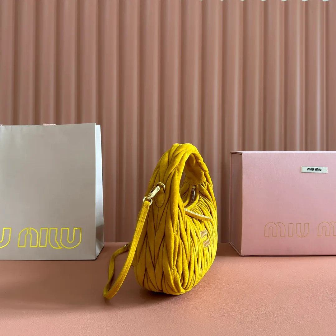p1560💋💋💋[Full set of packaging at the counter] 5BC125: MiuMiu's new MiuWander suede leather handbag, this year's super popular deerskin material, a must-have item for autumn and winter, retro frosted hardware, using round curves to retain the playful feel it should have, the overall shape of the bag is stiff and stylish, full of personality, can be sweet or salty, the capacity can be light, size: 23X13X7