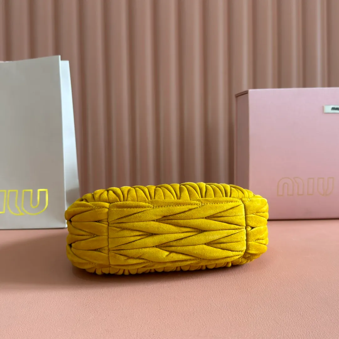 p1560💋💋💋[Full set of packaging at the counter] 5BC125: MiuMiu's new MiuWander suede leather handbag, this year's super popular deerskin material, a must-have item for autumn and winter, retro frosted hardware, using round curves to retain the playful feel it should have, the overall shape of the bag is stiff and stylish, full of personality, can be sweet or salty, the capacity can be light, size: 23X13X7