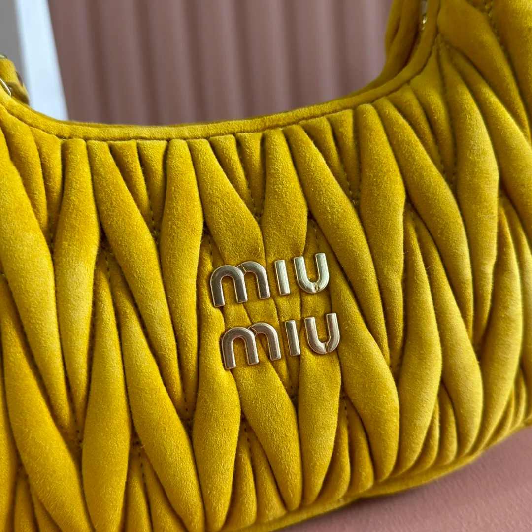 p1560💋💋💋[Full set of packaging at the counter] 5BC125: MiuMiu's new MiuWander suede leather handbag, this year's super popular deerskin material, a must-have item for autumn and winter, retro frosted hardware, using round curves to retain the playful feel it should have, the overall shape of the bag is stiff and stylish, full of personality, can be sweet or salty, the capacity can be light, size: 23X13X7