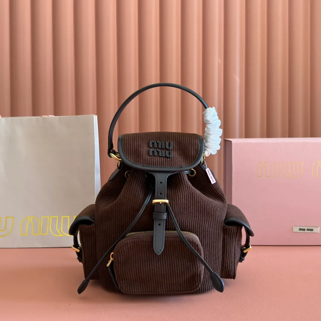 p1600💋💋💋【Full package with counter】MIU Home new product college style backpack, the perfect combination of corduroy and imported calfskin, thick wear-resistant linen blend lining, adopts a casual design style, fashionable, simple and advanced, combined with exquisite handcrafts, adding multiple pockets for storage, the shoulder strap and hand bag can be freely converted, extremely It greatly improves the practicality. It is simply a tool for hanging. It can be worn with jeans, shirts or various casual sportswear. It is a very good item to wear, especially the capacity is large enough and light and easy to use. I highly recommend it. Model: 5bz043, size 22X18X11.5cm