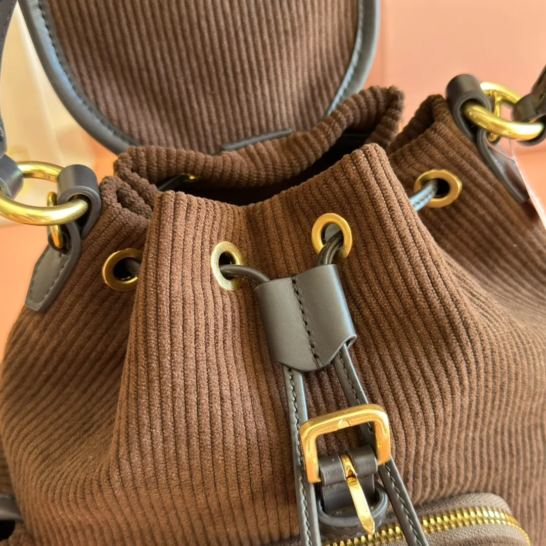 p1600💋💋💋【Full package with counter】MIU Home new product college style backpack, the perfect combination of corduroy and imported calfskin, thick wear-resistant linen blend lining, adopts a casual design style, fashionable, simple and advanced, combined with exquisite handcrafts, adding multiple pockets for storage, the shoulder strap and hand bag can be freely converted, extremely It greatly improves the practicality. It is simply a tool for hanging. It can be worn with jeans, shirts or various casual sportswear. It is a very good item to wear, especially the capacity is large enough and light and easy to use. I highly recommend it. Model: 5bz043, size 22X18X11.5cm