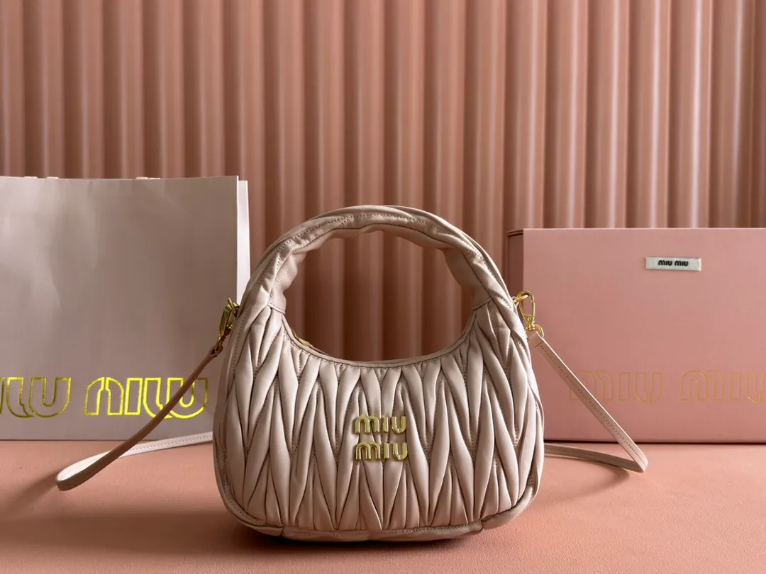p1560💋💋💋【Premium hardware original leather】Wander Matelasse sheep leather Hobo handbag/crossbody bag ~ Wander handbag has become one of the classic accessories. This mini handbag is made of Matalasse sheep leather, using exquisite craftsmanship to create a three-dimensional effect, showing exquisite elegance. Presenting the Hobo bag style, blending retro style and modern elegance, it has become a new synonym for modern femininity. ～Golden hardware ～Zip closure ～Metal lettering logo on the front ～Cotton satin lining Size: W23×H13×D7cm Number: _5BC125
