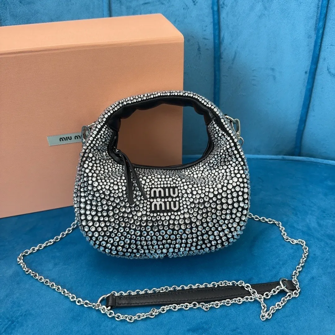 p1560💋💋💋【Full set of packages at the counter】🍒M Home🍒5B078M Home's new mini diamond bag, this handbag is covered with a geometric pattern composed of artificial crystals, with exquisite details. The classic letter logo adds a unique style and recognition. The long metal chain shoulder strap is matched with leather shoulder pads for better practicality. Steel hardware, satin lining, size: 17cm X 10 X 6cm,
