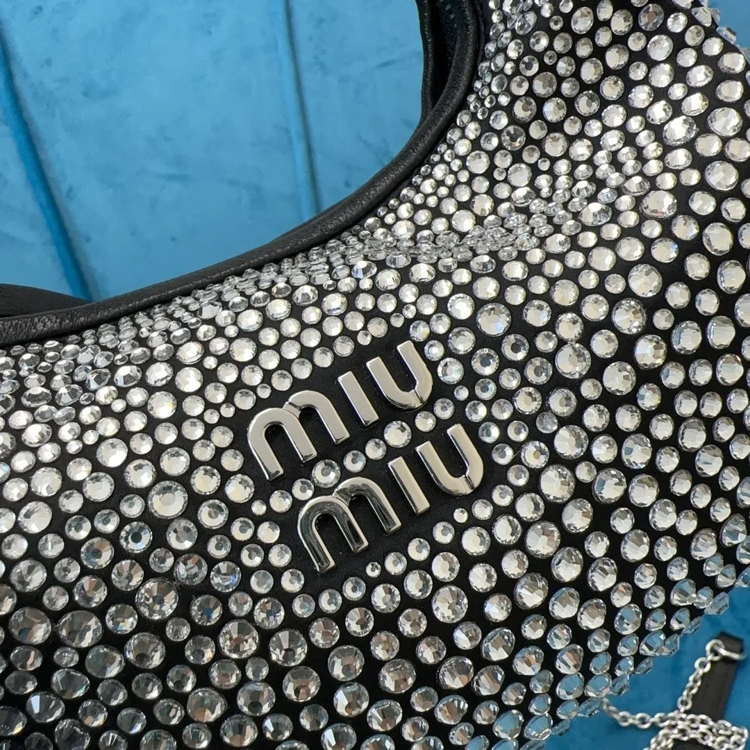 p1560💋💋💋【Full set of packages at the counter】🍒M Home🍒5B078M Home's new mini diamond bag, this handbag is covered with a geometric pattern composed of artificial crystals, with exquisite details. The classic letter logo adds a unique style and recognition. The long metal chain shoulder strap is matched with leather shoulder pads for better practicality. Steel hardware, satin lining, size: 17cm X 10 X 6cm,