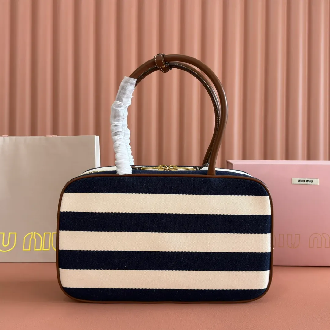p1600💋💋💋 Equipped with a full set of packaging at the counter [Special grade hardware original leather] Beau denim color-blocked handbag/shoulder bag ~ brown stripe [new version briefcase] This Beau handbag is made of soft and smooth cow leather, with exquisite details such as gold-plated hardware and accessories, and the embossed letter logo highlights the classic style. Size: W34×H23×D10cm No.: _5BB117, 5bb163