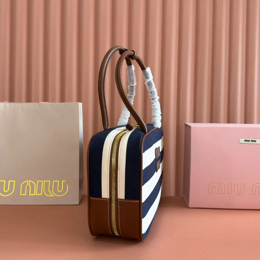 p1600💋💋💋 Equipped with a full set of packaging at the counter [Special grade hardware original leather] Beau denim color-blocked handbag/shoulder bag ~ brown stripe [new version briefcase] This Beau handbag is made of soft and smooth cow leather, with exquisite details such as gold-plated hardware and accessories, and the embossed letter logo highlights the classic style. Size: W34×H23×D10cm No.: _5BB117, 5bb163