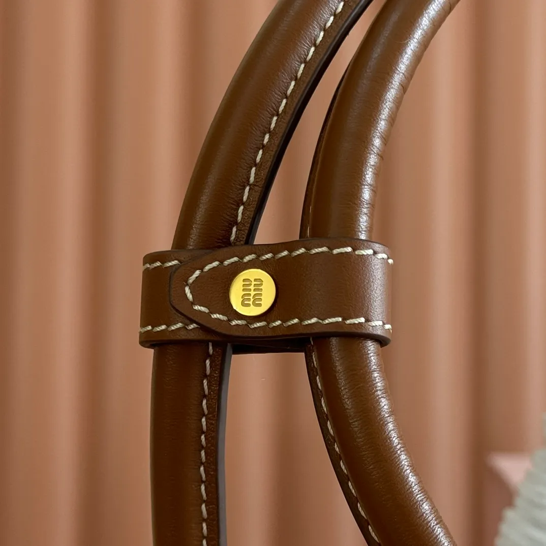 p1600💋💋💋 Equipped with a full set of packaging at the counter [Special grade hardware original leather] Beau denim color-blocked handbag/shoulder bag ~ brown stripe [new version briefcase] This Beau handbag is made of soft and smooth cow leather, with exquisite details such as gold-plated hardware and accessories, and the embossed letter logo highlights the classic style. Size: W34×H23×D10cm No.: _5BB117, 5bb163