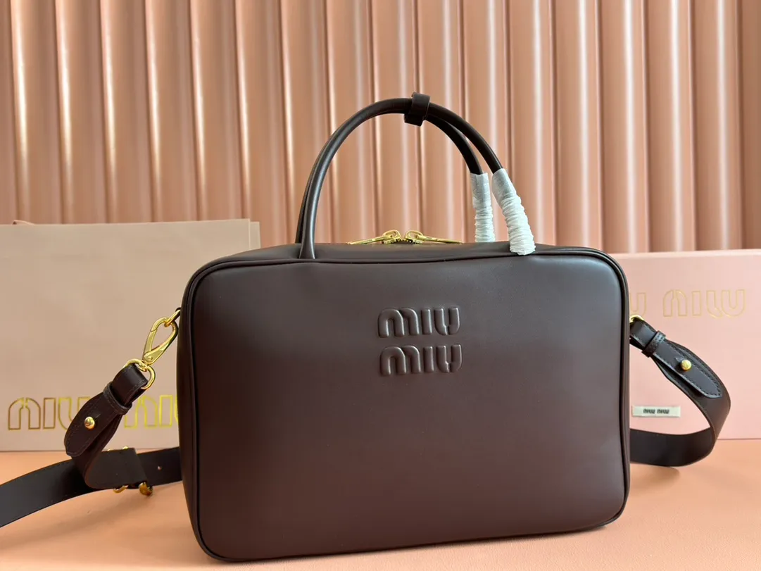 p2000. MIU's new product [original leather with counter packaging] Beau cow leather second generation handbag/with shoulder strap ~ Heather color [new version briefcase] 5bb117 This Beau handbag is made of soft and smooth cow leather, with exquisite details such as gold-plated hardware and accessories, and the embossed letter logo highlights the classic style. Size:W34×H23×D10cm