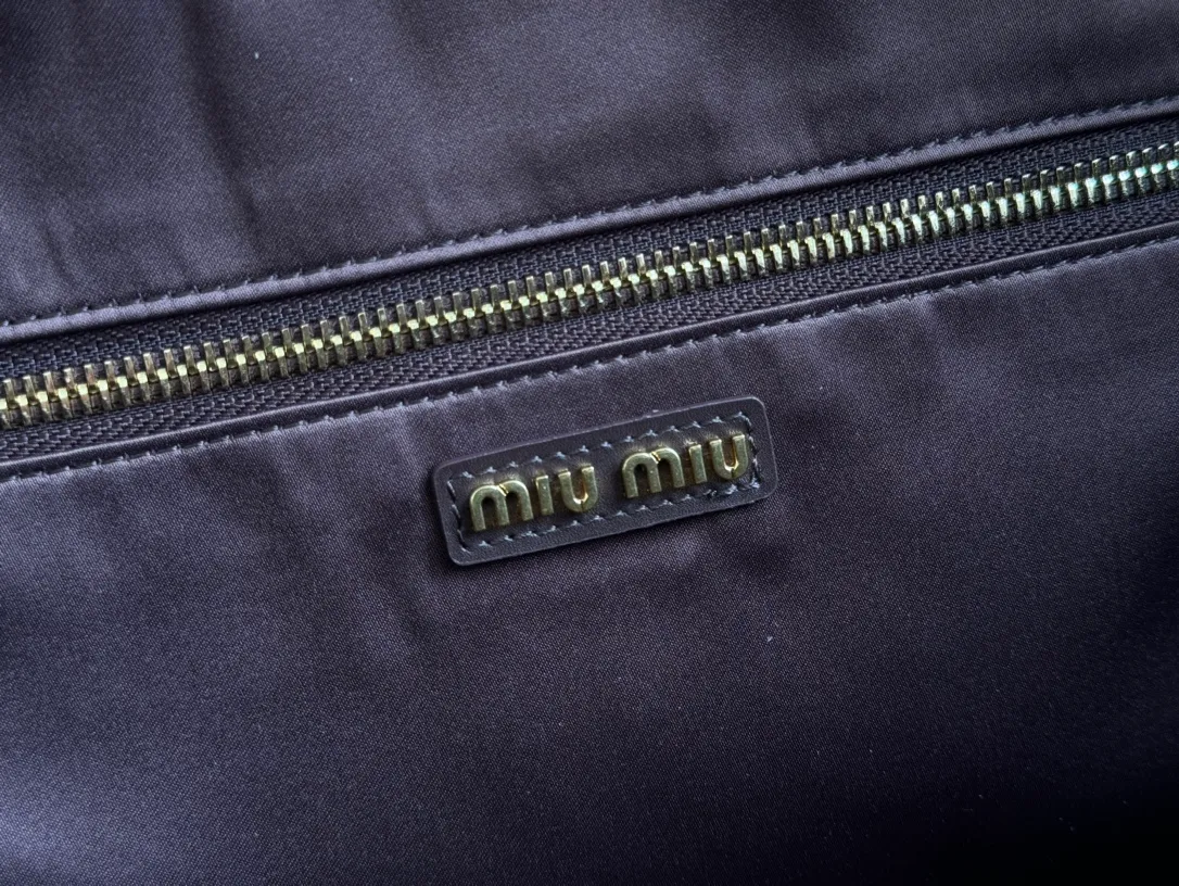 p2000. MIU's new product [original leather with counter packaging] Beau cow leather second generation handbag/with shoulder strap ~ Heather color [new version briefcase] 5bb117 This Beau handbag is made of soft and smooth cow leather, with exquisite details such as gold-plated hardware and accessories, and the embossed letter logo highlights the classic style. Size:W34×H23×D10cm