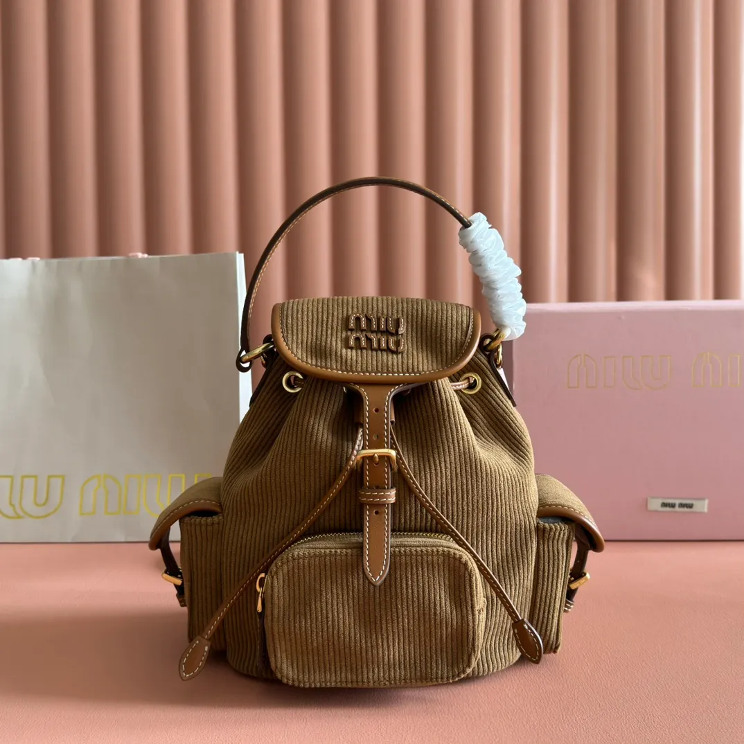 p1600💋💋💋【Full package with counter】MIU Home new product college style backpack, the perfect combination of corduroy and imported calfskin, thick wear-resistant linen blend lining, adopts a casual design style, fashionable, simple and advanced, combined with exquisite handcrafts, adding multiple pockets for storage, the shoulder strap and hand bag can be freely converted, extremely It greatly improves the practicality. It is simply a tool for hanging. It can be worn with jeans, shirts or various casual sportswear. It is a very good item to wear, especially the capacity is large enough and light and easy to use. I highly recommend it. Model: 5bz043, size 22X18X11.5cm