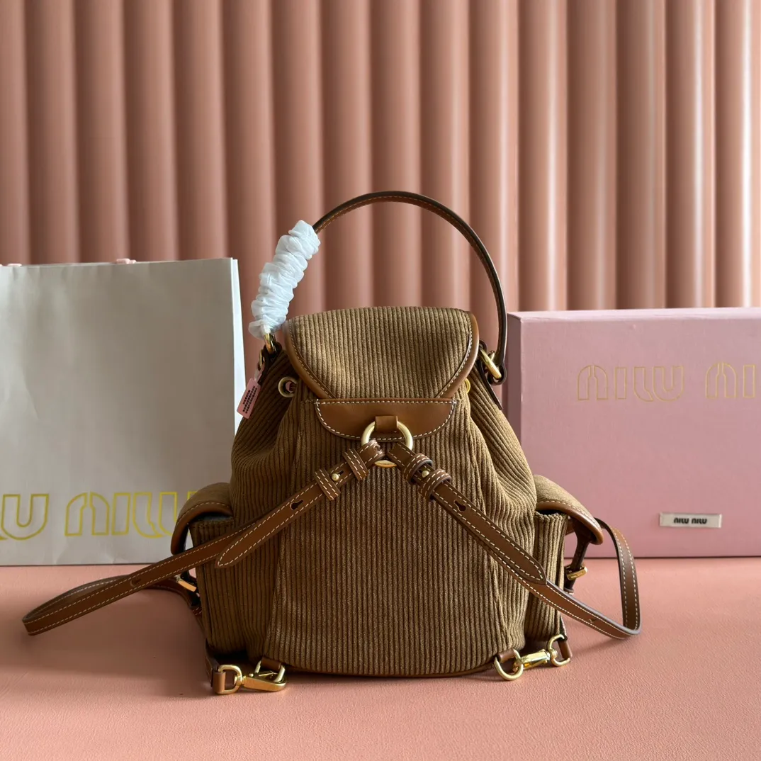 p1600💋💋💋【Full package with counter】MIU Home new product college style backpack, the perfect combination of corduroy and imported calfskin, thick wear-resistant linen blend lining, adopts a casual design style, fashionable, simple and advanced, combined with exquisite handcrafts, adding multiple pockets for storage, the shoulder strap and hand bag can be freely converted, extremely It greatly improves the practicality. It is simply a tool for hanging. It can be worn with jeans, shirts or various casual sportswear. It is a very good item to wear, especially the capacity is large enough and light and easy to use. I highly recommend it. Model: 5bz043, size 22X18X11.5cm