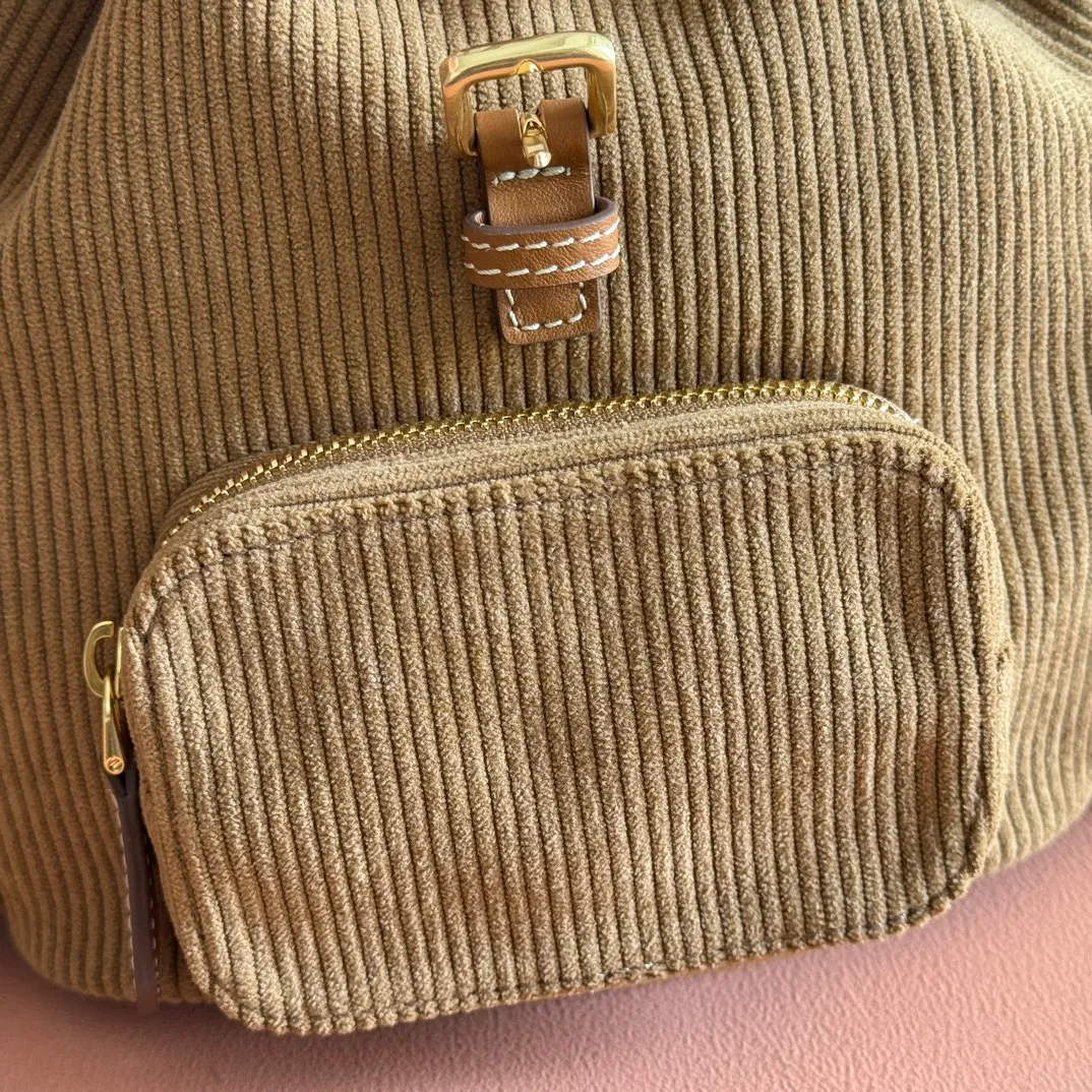 p1600💋💋💋【Full package with counter】MIU Home new product college style backpack, the perfect combination of corduroy and imported calfskin, thick wear-resistant linen blend lining, adopts a casual design style, fashionable, simple and advanced, combined with exquisite handcrafts, adding multiple pockets for storage, the shoulder strap and hand bag can be freely converted, extremely It greatly improves the practicality. It is simply a tool for hanging. It can be worn with jeans, shirts or various casual sportswear. It is a very good item to wear, especially the capacity is large enough and light and easy to use. I highly recommend it. Model: 5bz043, size 22X18X11.5cm