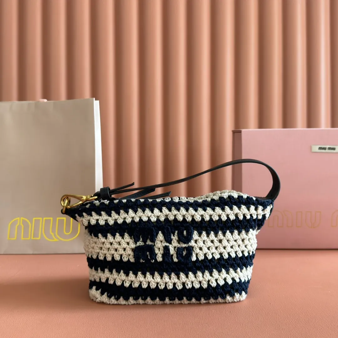 680💋💋💋 [Configured with full counter packaging] 5NE841, new black and white wool lunch box bag, unique ice crack texture, iconic Miu amount logo on the front, cotton lining, ultra-light, large capacity, looks good with any combination, suitable for all seasons, size: bottom length 19cm, opening width 25.5cm, height 14cm, bottom width 10cm
