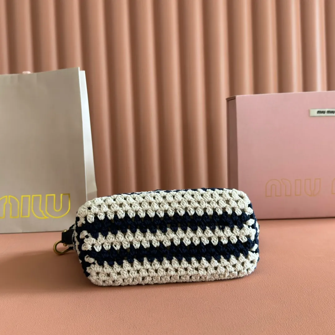 680💋💋💋 [Configured with full counter packaging] 5NE841, new black and white wool lunch box bag, unique ice crack texture, iconic Miu amount logo on the front, cotton lining, ultra-light, large capacity, looks good with any combination, suitable for all seasons, size: bottom length 19cm, opening width 25.5cm, height 14cm, bottom width 10cm