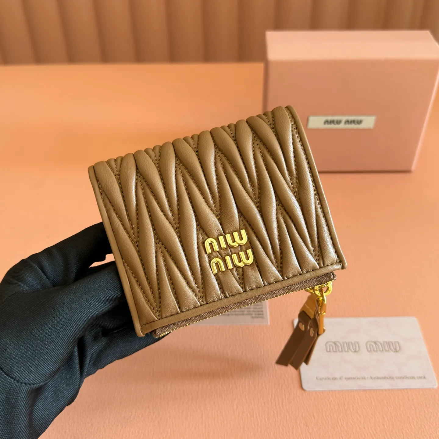 p540💋💋💋[Original configuration counter complete package] New version of the two-fold small wallet pocket wallet counter new small wallet 🔥 Model: 5MV017 is made of imported top-grade sheepskin inside and outside, with multiple card slots on both sides, double zipper compartment design on both sides, larger capacity, internal pressure 198A hundred-yuan notes, bank cards, coins, and change can be collected in it, highly practical, size: 11.5 X8 cm