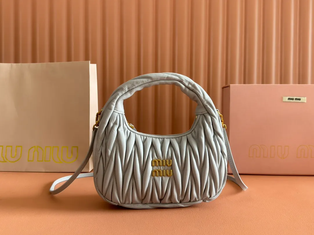p1560💋💋💋【Premium hardware original leather】Wander Matelasse sheep leather Hobo handbag/crossbody bag ~ Wander handbag has become one of the classic accessories. This mini handbag is made of Matalasse sheep leather, using exquisite craftsmanship to create a three-dimensional effect, showing exquisite elegance. Presenting the Hobo bag style, blending retro style and modern elegance, it has become a new synonym for modern femininity. ～Golden hardware ～Zip closure ～Metal lettering logo on the front ～Cotton satin lining Size: W23×H13×D7cm Number: _5BC125
