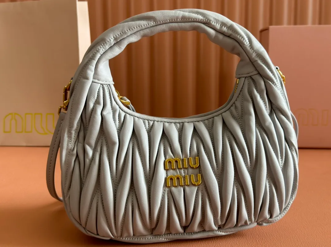 p1560💋💋💋【Premium hardware original leather】Wander Matelasse sheep leather Hobo handbag/crossbody bag ~ Wander handbag has become one of the classic accessories. This mini handbag is made of Matalasse sheep leather, using exquisite craftsmanship to create a three-dimensional effect, showing exquisite elegance. Presenting the Hobo bag style, blending retro style and modern elegance, it has become a new synonym for modern femininity. ～Golden hardware ～Zip closure ～Metal lettering logo on the front ～Cotton satin lining Size: W23×H13×D7cm Number: _5BC125