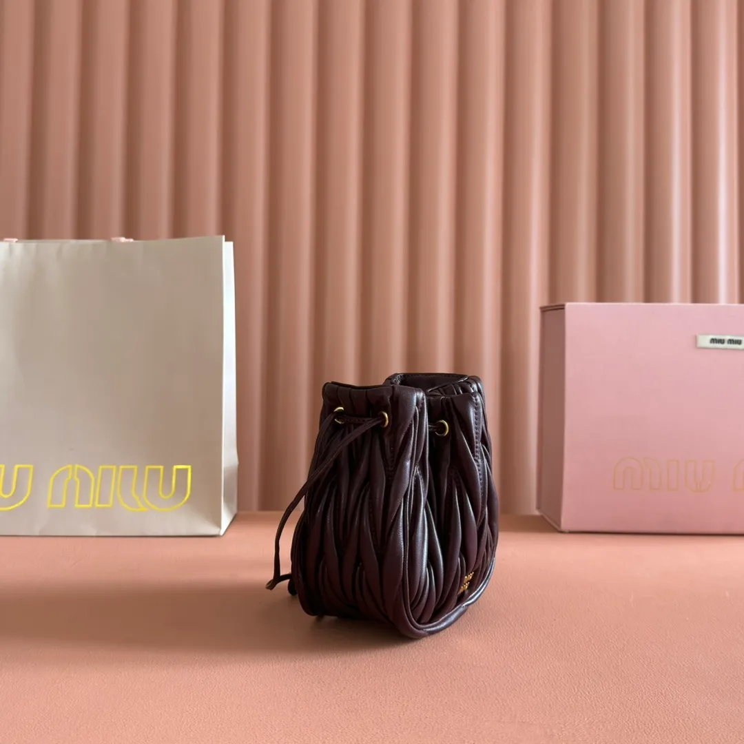 p1360💋💋💋【Original configuration counter full package】Matelassé Nappa lambskin mini drawstring handbag The Matelassé pattern, a symbol of Miu Miu style, has a new look in the design of this practical and functional clutch bag, with drawstring closure, exquisite finish and metal logo, Dimensions - 7.5cmx14cmx16cm Model - 5nd022​