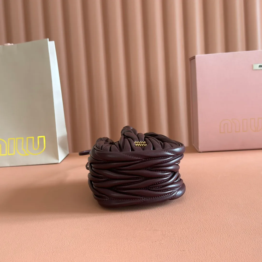 p1360💋💋💋【Original configuration counter full package】Matelassé Nappa lambskin mini drawstring handbag The Matelassé pattern, a symbol of Miu Miu style, has a new look in the design of this practical and functional clutch bag, with drawstring closure, exquisite finish and metal logo, Dimensions - 7.5cmx14cmx16cm Model - 5nd022​