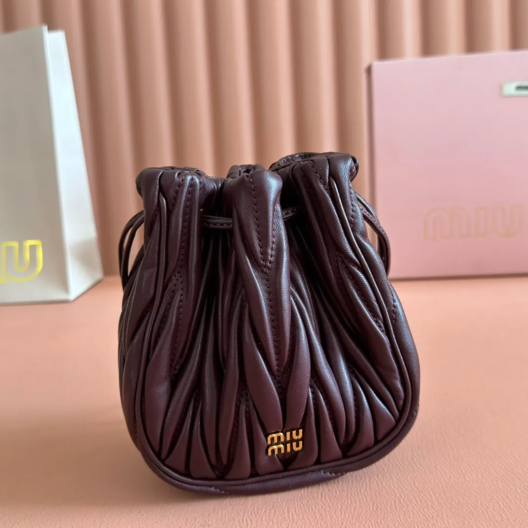 p1360💋💋💋【Original configuration counter full package】Matelassé Nappa lambskin mini drawstring handbag The Matelassé pattern, a symbol of Miu Miu style, has a new look in the design of this practical and functional clutch bag, with drawstring closure, exquisite finish and metal logo, Dimensions - 7.5cmx14cmx16cm Model - 5nd022​