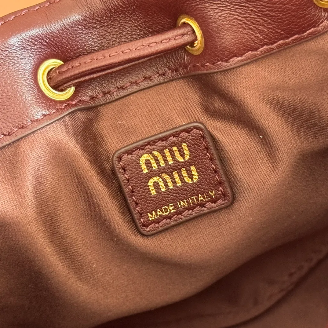 p1360💋💋💋【Original configuration counter full package】Matelassé Nappa lambskin mini drawstring handbag The Matelassé pattern, a symbol of Miu Miu style, has a new look in the design of this practical and functional clutch bag, with drawstring closure, exquisite finish and metal logo, Dimensions - 7.5cmx14cmx16cm Model - 5nd022​