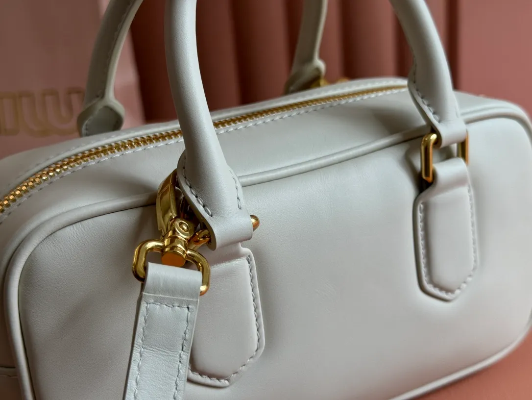 p1640💋💋💋【Full set of packaging at the counter】MIU MIU Miu Miu Caramel Bowling Upper Body Effect! Miu Miu Women's Arcadia Cowhide Handbag Crossbody Bag👝Lightly padded design makes the handbag look fuller, showing a cosmopolitan style. The letter logo, which echoes the finish of the metal hardware, straddles the line between function and decoration, giving this handbag a unique aesthetic and classic feel. Size: 22✖️10.5✖️7.5cm Style number: 5bb142g color