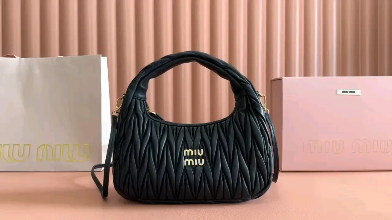 💋💋💋 Equipped with a full set of packaging at the counter [Special grade hardware original leather] Wander Matelasse sheep leather Hobo mini handbag/crossbody bag ~ Sheepskin Wander handbag has become a classic accessory. Size: W25×H18×D5.5cm Number: 5BP306