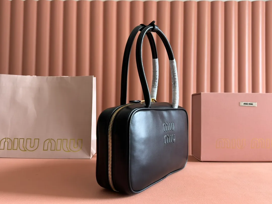 p1760💋💋💋【Premium hardware original leather】Beau cow leather color-blocked handbag/shoulder bag black [medium size] This Beau handbag is made of soft and smooth cow leather. The gold-plated hardware is exquisite and outstanding, and the embossed letter logo shows a classic style. Size: W29×H17×D9cm Number: 5BB172