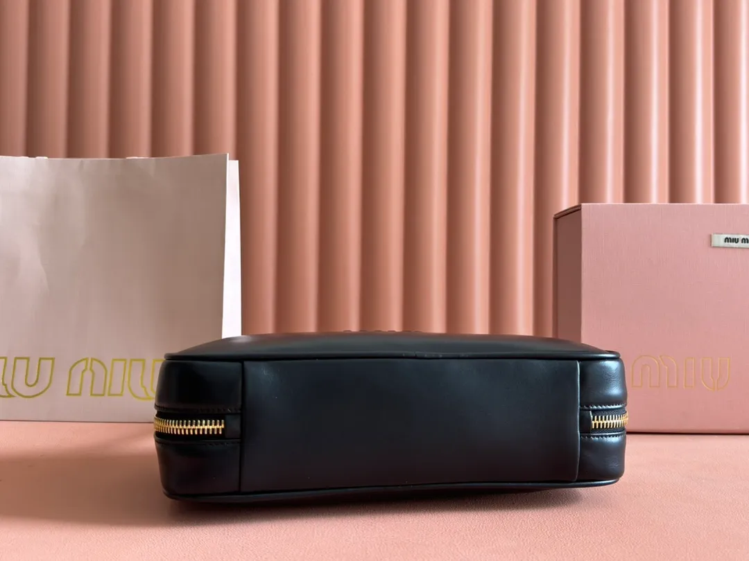 p1760💋💋💋【Premium hardware original leather】Beau cow leather color-blocked handbag/shoulder bag black [medium size] This Beau handbag is made of soft and smooth cow leather. The gold-plated hardware is exquisite and outstanding, and the embossed letter logo shows a classic style. Size: W29×H17×D9cm Number: 5BB172