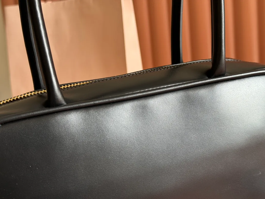 p1760💋💋💋【Premium hardware original leather】Beau cow leather color-blocked handbag/shoulder bag black [medium size] This Beau handbag is made of soft and smooth cow leather. The gold-plated hardware is exquisite and outstanding, and the embossed letter logo shows a classic style. Size: W29×H17×D9cm Number: 5BB172