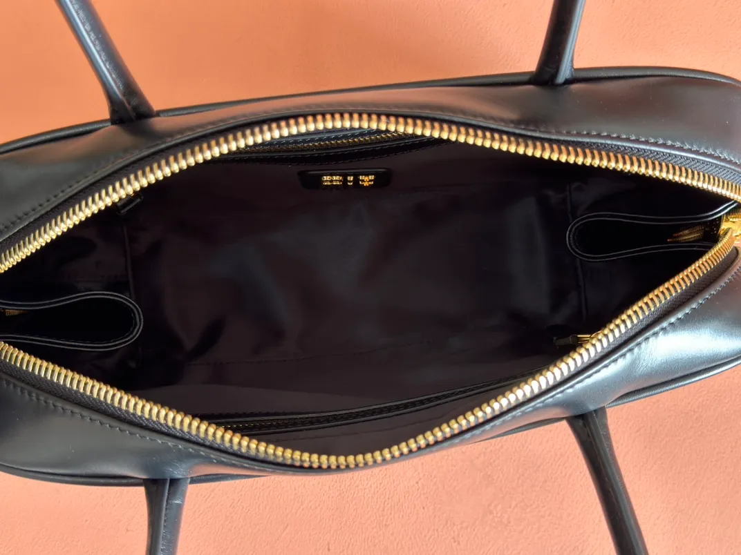 p1760💋💋💋【Premium hardware original leather】Beau cow leather color-blocked handbag/shoulder bag black [medium size] This Beau handbag is made of soft and smooth cow leather. The gold-plated hardware is exquisite and outstanding, and the embossed letter logo shows a classic style. Size: W29×H17×D9cm Number: 5BB172