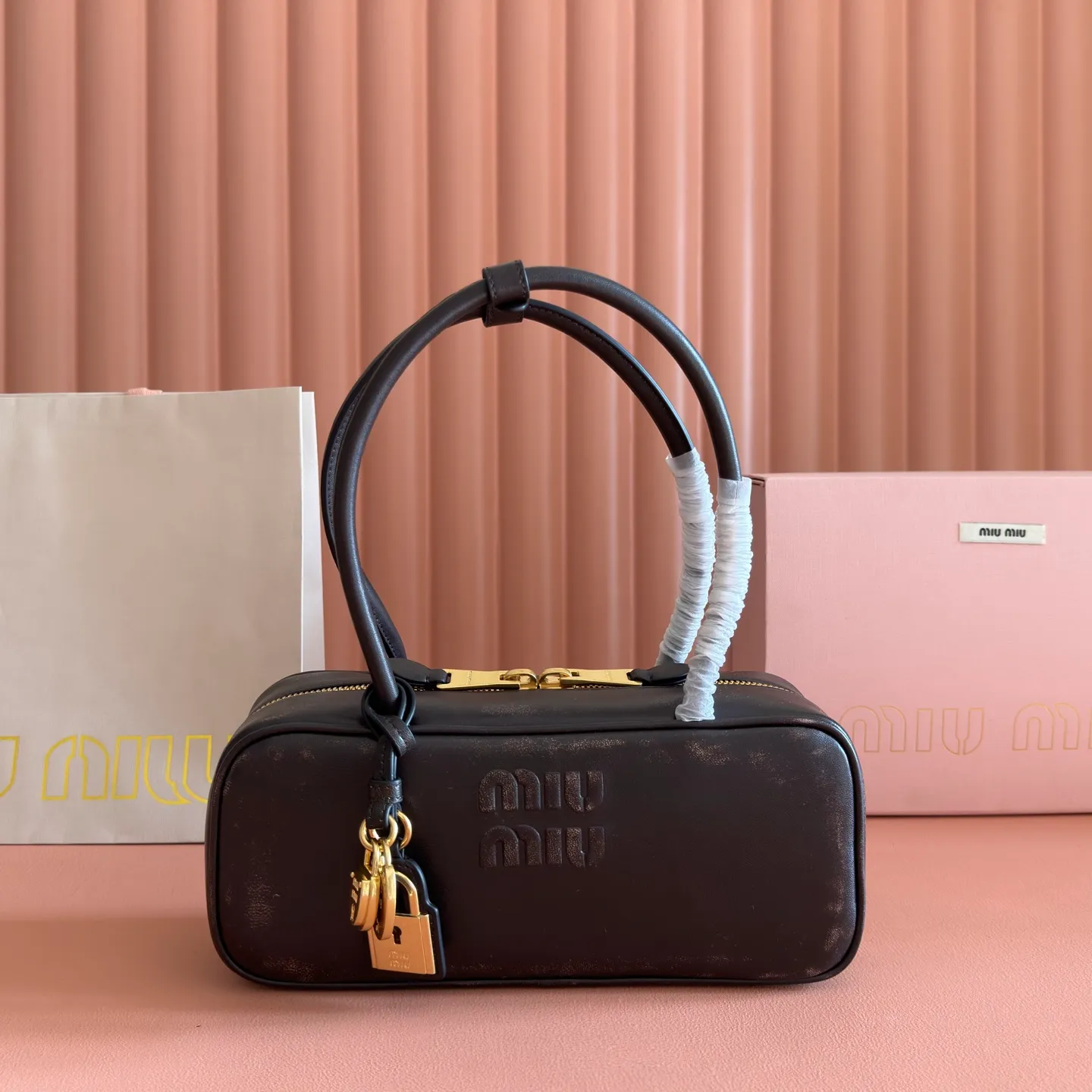 p1600💋💋💋【Full set of packaging at the counter】M’s 25ss shoulder bag 〰️ is very popular on the Internet. The super beautiful Beau handbag combines retro style with contemporary spirit, it’s really awesome! ! Made of top-grade imported calfskin, the leather is smooth, delicate and soft, and it looks nice when carried on the back. The simple design is easy to match, and the capacity can hold daily necessities. It is exquisite and compact. With unique handles and hanging details, it shows functionality and personality. Model: 5BB173. Size: 28x11.5x8cm