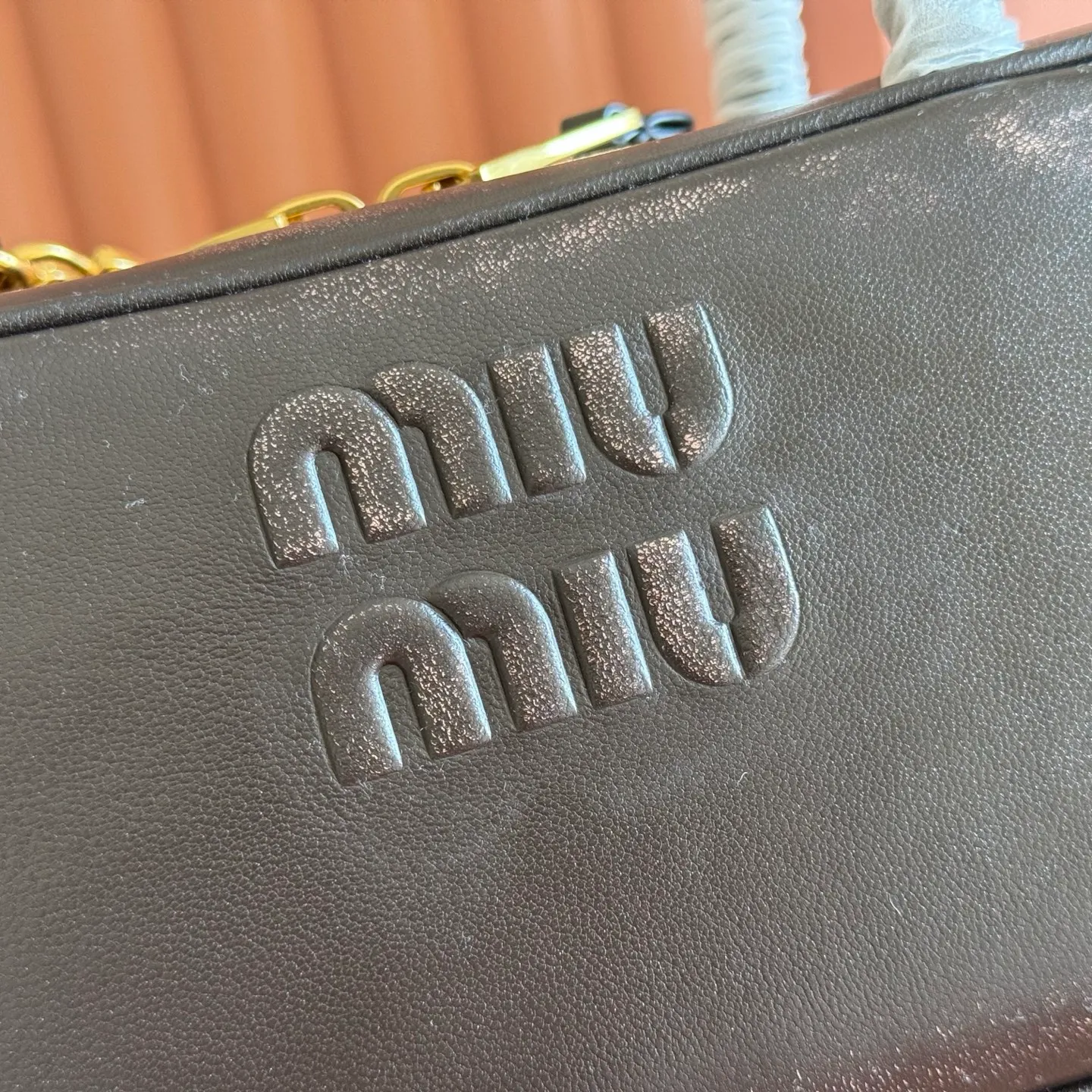 p1600💋💋💋【Full set of packaging at the counter】M’s 25ss shoulder bag 〰️ is very popular on the Internet. The super beautiful Beau handbag combines retro style with contemporary spirit, it’s really awesome! ! Made of top-grade imported calfskin, the leather is smooth, delicate and soft, and it looks nice when carried on the back. The simple design is easy to match, and the capacity can hold daily necessities. It is exquisite and compact. With unique handles and hanging details, it shows functionality and personality. Model: 5BB173. Size: 28x11.5x8cm