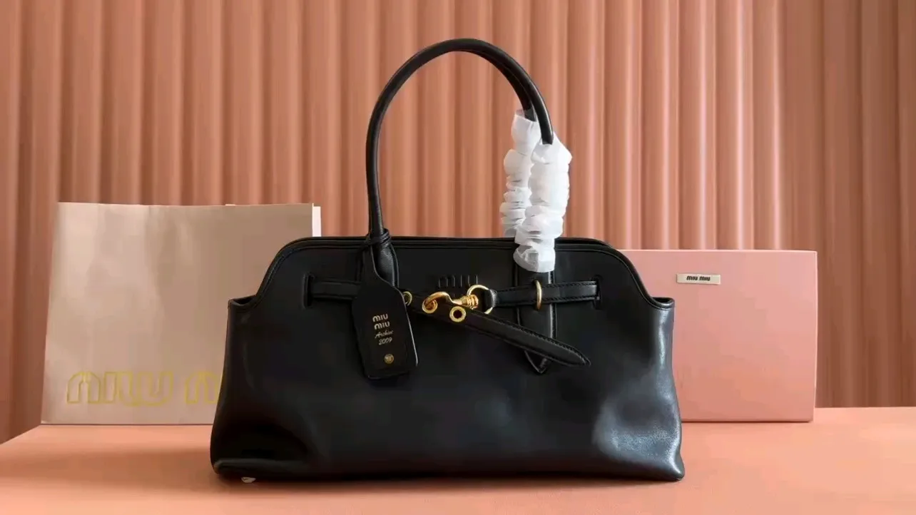 💕💕【New Product】Miu Home👉 MiuMiu new Aventure Nappa leather handbag, heather, brown, black/original leather shipped! 🐲Model: 5BG310. Combination short video
