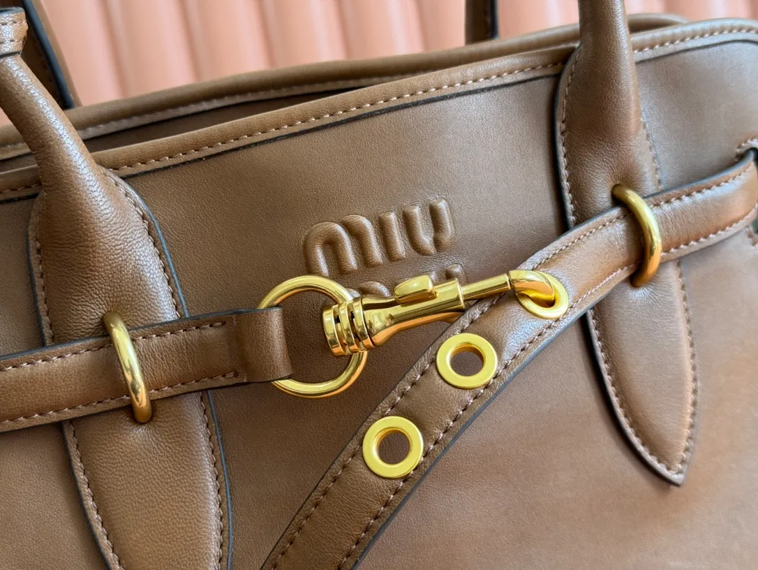 p2300💋💋💋Original leather Miu women's Nappa sheepskin handbag, inspired by the archive design, the structure has been adjusted to become lighter and rejuvenate with a new personality, creating a classic item with timeless charm. Decorated with an embossed monogram logo for an added signature touch 👝 Comes with handles for use as a tote or shoulder bag! Removable charm, antiqued gold-tone hardware, embossed lettering logo on front, lined interior, zip pocket and patch pocket! Size: 31✖️40✖️13cm Style number: 5BG291