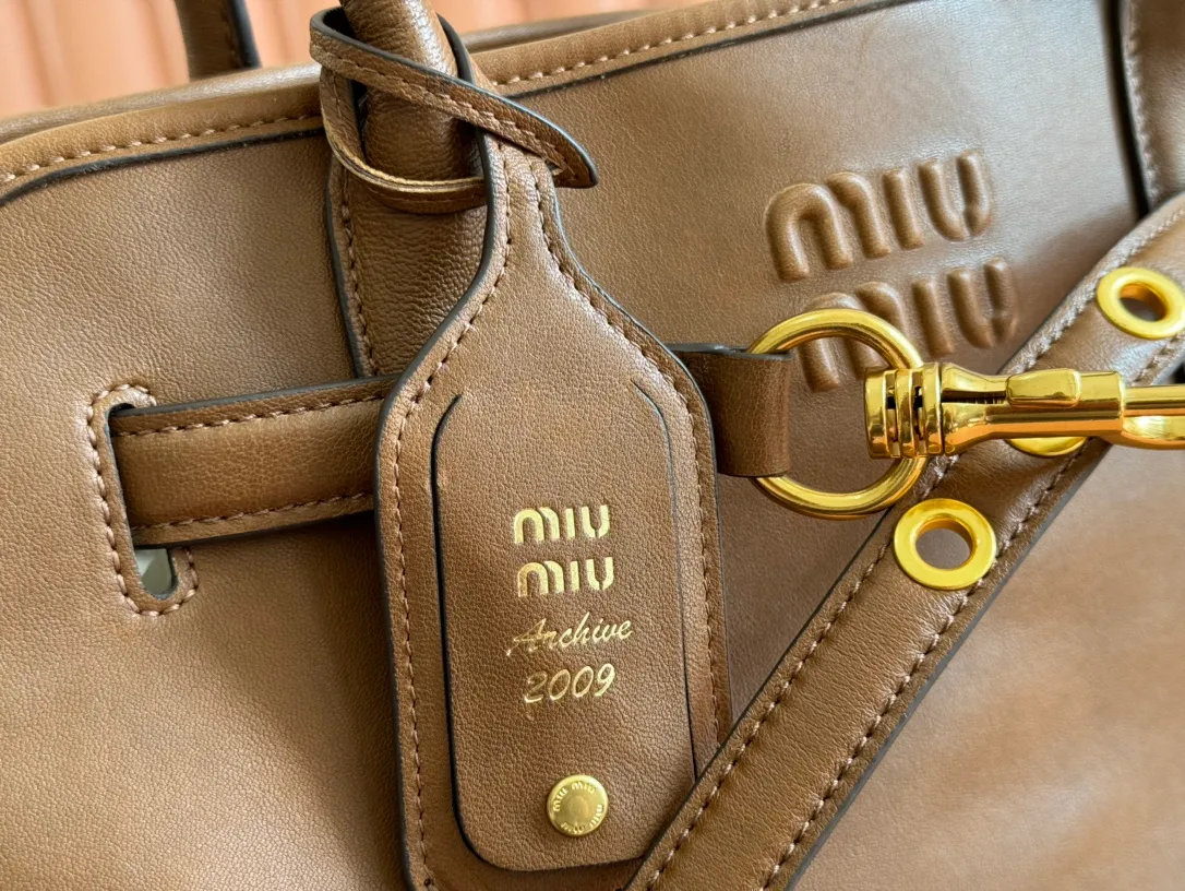 p2300💋💋💋Original leather Miu women's Nappa sheepskin handbag, inspired by the archive design, the structure has been adjusted to become lighter and rejuvenate with a new personality, creating a classic item with timeless charm. Decorated with an embossed monogram logo for an added signature touch 👝 Comes with handles for use as a tote or shoulder bag! Removable charm, antiqued gold-tone hardware, embossed lettering logo on front, lined interior, zip pocket and patch pocket! Size: 31✖️40✖️13cm Style number: 5BG291