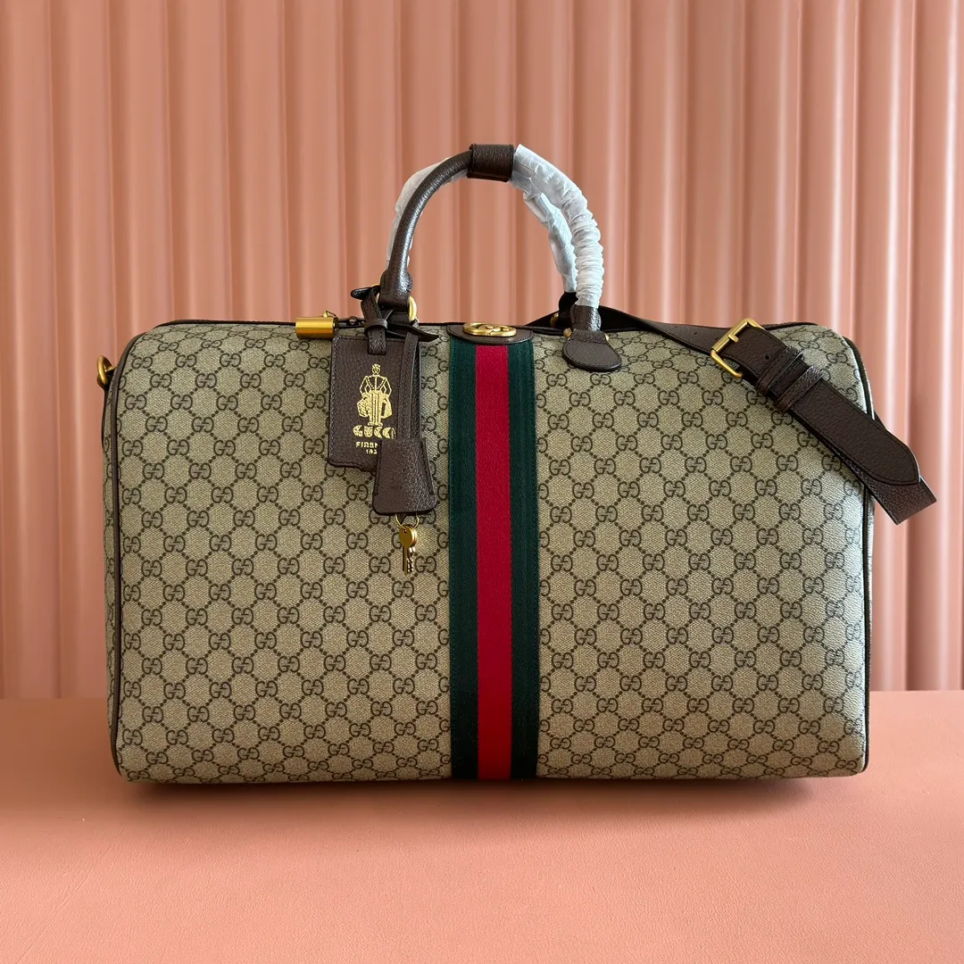 p1700. 💋💋"With full set of original gift bag packaging" [New Product] The Gucci Savoy series is an ingenious combination of beige and dark brown colors, with classic silhouettes and soft-touch fabrics. This travel bag is made of coated fabric with a GG monogram pattern and is intricately embellished with the Double G logo and webbing details. Beige and dark brown GG monogram coated fabric Dark brown leather piping Gold-toned hardware Green linen cotton blend lining Double G Web detail Capacity: 30 liters Interior: One zip pocket Outside: One removable bellman ID tag, one lock, one keychain Carry handle (11 cm high) Removable and adjustable leather shoulder strap (length adjustable between 91 cm and 145 cm) Zip closure Ident No.: 834458. Dimensions: 52cm (width) x 33cm (height) x 28cm (depth) Weight: about 3kg Color: Brown/PVC. Made in Italy