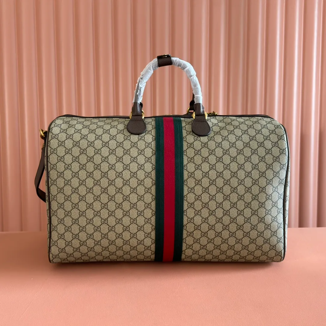 p1700. 💋💋"With full set of original gift bag packaging" [New Product] The Gucci Savoy series is an ingenious combination of beige and dark brown colors, with classic silhouettes and soft-touch fabrics. This travel bag is made of coated fabric with a GG monogram pattern and is intricately embellished with the Double G logo and webbing details. Beige and dark brown GG monogram coated fabric Dark brown leather piping Gold-toned hardware Green linen cotton blend lining Double G Web detail Capacity: 30 liters Interior: One zip pocket Outside: One removable bellman ID tag, one lock, one keychain Carry handle (11 cm high) Removable and adjustable leather shoulder strap (length adjustable between 91 cm and 145 cm) Zip closure Ident No.: 834458. Dimensions: 52cm (width) x 33cm (height) x 28cm (depth) Weight: about 3kg Color: Brown/PVC. Made in Italy