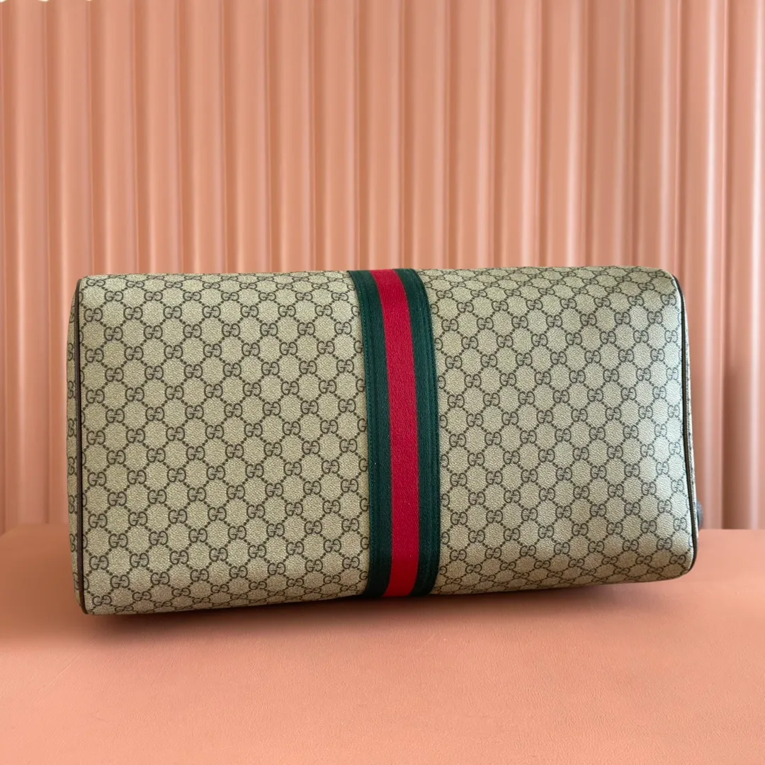 p1700. 💋💋"With full set of original gift bag packaging" [New Product] The Gucci Savoy series is an ingenious combination of beige and dark brown colors, with classic silhouettes and soft-touch fabrics. This travel bag is made of coated fabric with a GG monogram pattern and is intricately embellished with the Double G logo and webbing details. Beige and dark brown GG monogram coated fabric Dark brown leather piping Gold-toned hardware Green linen cotton blend lining Double G Web detail Capacity: 30 liters Interior: One zip pocket Outside: One removable bellman ID tag, one lock, one keychain Carry handle (11 cm high) Removable and adjustable leather shoulder strap (length adjustable between 91 cm and 145 cm) Zip closure Ident No.: 834458. Dimensions: 52cm (width) x 33cm (height) x 28cm (depth) Weight: about 3kg Color: Brown/PVC. Made in Italy
