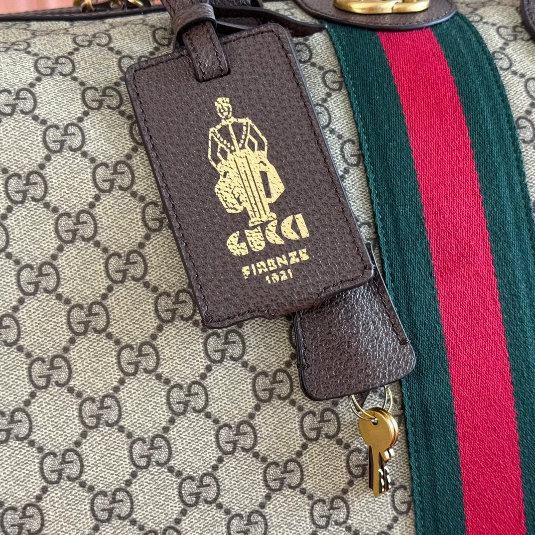 p1700. 💋💋"With full set of original gift bag packaging" [New Product] The Gucci Savoy series is an ingenious combination of beige and dark brown colors, with classic silhouettes and soft-touch fabrics. This travel bag is made of coated fabric with a GG monogram pattern and is intricately embellished with the Double G logo and webbing details. Beige and dark brown GG monogram coated fabric Dark brown leather piping Gold-toned hardware Green linen cotton blend lining Double G Web detail Capacity: 30 liters Interior: One zip pocket Outside: One removable bellman ID tag, one lock, one keychain Carry handle (11 cm high) Removable and adjustable leather shoulder strap (length adjustable between 91 cm and 145 cm) Zip closure Ident No.: 834458. Dimensions: 52cm (width) x 33cm (height) x 28cm (depth) Weight: about 3kg Color: Brown/PVC. Made in Italy